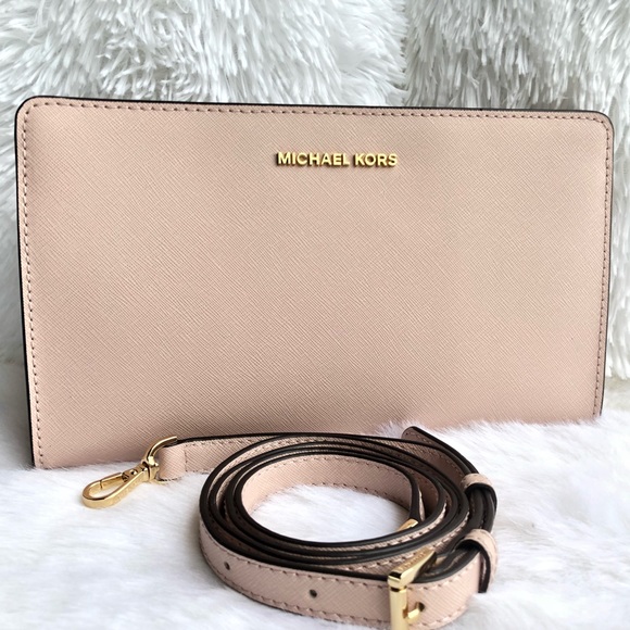 Michael Kors Handbags - 🌟Michael Kors Blush Pink Leather Crossbody Clutch